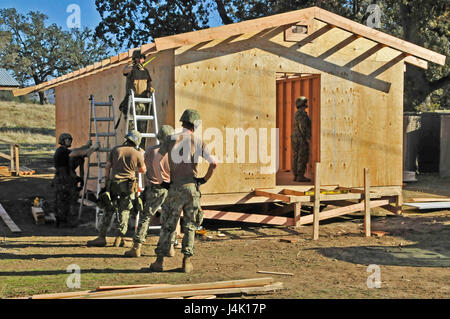 161109-N-XK513-085 FORT HUNTER LIGGETT, Ca (9. November 2016) - Segler mit Naval Mobile Bau-Bataillon 18 (NMCB 18), Arbeit bei einem Bauprojekt Südwesten Asien Hütte beim Feld Training Übung (FTX). NMCB 18 beteiligt sich dieses FTX im Rahmen ihrer jährlichen Ausbildung und Einsatz bereit zu halten. (U.S. Navy Photo By Petty Officer 2. Klasse Ian Carver/freigegeben). Stockfoto