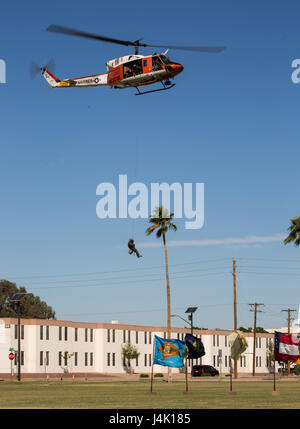 Ein HH-1N "Huey" fliegt über Kopf, um eine zeremonielle Schwert während der jährlichen Kuchen schneiden Zeremonie im Marine Corps Air Station Yuma, Arizona, 10. November 2016 zu liefern. Die Lieferung des Schwertes durch ein US-Navy Corpsman, ein US-Marine bedeutet die Verbindung zwischen der Marine und des Marine Corps. (U.S. Marine Corps Foto von Lance Cpl. Christian Cachola/freigegeben) Stockfoto