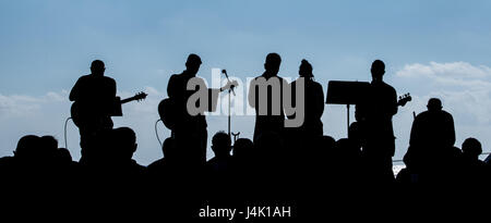 161110-N-OI810-088 PHILIPPINENSEE (10. November 2016) CMdR David Yang, Befehl Kaplan führt Segler im Gebet während einer Taufe im Hangar Bucht von der Marine nur vorwärts bereitgestellt Flugzeugträger USS Ronald Reagan (CVN-76). Während der Zeremonie von des Schiffs Befehl religiösen Ministerien Abteilung koordiniert wurden elf Matrosen getauft. Ronald Reagan, das Flaggschiff der Carrier Strike Group fünf (CSG 5), ist auf Patrouille in der Philippinensee, Sicherheit und Stabilität in der Indo-Asien-Pazifik-Region zu unterstützen. (Foto: U.S. Navy Petty Officer 3rd Class Nathan Burke/freigegeben) Stockfoto