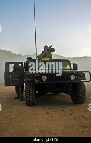 161110-N-XK513-445 Fort Hunter Liggett, Ca. (10. November 2016) - Segler, Naval Mobile Bau-Bataillon 18 (NMCB 18) zugewiesen zurückgegeben Feuer im Laufe der Evolution eine Ausbildung als Bestandteil einer Feld-Übung (FTX). NMCB 18 führt diese FTX als Teil ihrer Ausbildung Jahresbedarf und Einsatz bereit zu halten. (U.S. Navy Photo by Petty Officer 2. Klasse Ian Carver/freigegeben). Stockfoto