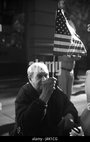 New Yorker und Servicemembers; aktiven Dienst und im Ruhestand, kam zusammen, um erinnern und Ehre jene, die während der jährlichen Veterans Day Parade in New York, N.Y., 11. November 2016 in das US-Militär gedient haben. Tausende Fans säumten 5th Avenue in Manhattan als mehrere Zweige der Streitkräfte und Organisationen, die Veteranen um das Land unterstützen marschierten in die Parade. (Foto: U.S. Marine Corps CPL. Sean J. Berry) Stockfoto