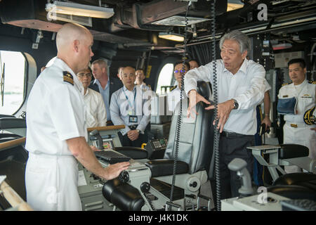 161111-N-MW990-138 CHANGI NAVAL BASE, Singapur (11. November 2016) Commander Scott Larson, Kommandierender Offizier, USS Coronado (LCS-4), erläutert manövrieren Operationen und Navigation mit stellvertretender Premierminister von Singapur, Herr Teo Chee Hean während einer Tour an Bord des Schiffes. Derzeit auf eine Rotations-Bereitstellung zur Unterstützung der Asien-Pazifik auszugleichen ist Coronado ein schnell und wendig Kriegsschiff auf Patrouille der Region Litorale und Rumpf-Rumpf mit Partner marinen, die 7. US-Flotte mit den flexiblen Fähigkeiten braucht es jetzt und in Zukunft zu arbeiten. (Foto: U.S. Navy Petty Officer 2.Klasse Stockfoto