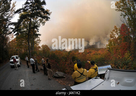 South Carolina Forestry Commission Spotter beobachten die Waldbrände auf Pinnacle Mountain. Die Spotter Pin-Nummer Wasser fallen Standorte für die zwei South Carolina National Army Hubschrauber beauftragt, Waldbrände Antwort Operationen auf Pinnacle Mountain, Pickens County, South Carolina, 17. November 2016 zu unterstützen. 59. Aviation Truppe Command, South Carolina National Guard, zur Verfügung gestellt ein CH-47 Chinook Schwerlast-Ladung-Hubschrauber und ein Medium-Lift-Transporthubschrauber UH - 60L Black Hawk, der South Carolina Forestry Commission. Jedes Flugzeug ist ausgestattet mit einem Bambi-Bucket; Bambi Buckets befüllbar mit einem Stockfoto