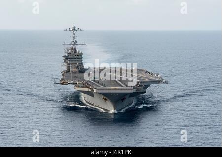 161213-N-RT036-133-Atlantik (13. Dezember 2016) der Flugzeugträger USS George Washington (CVN-73)-Transite des Atlantischen Ozeans. George Washington, in Norfolk, Gridley führt im Gange Träger Qualifikationen im Atlantischen Ozean. (Foto: U.S. Navy Petty Officer 2. Klasse Jessica Gomez/freigegeben) Stockfoto