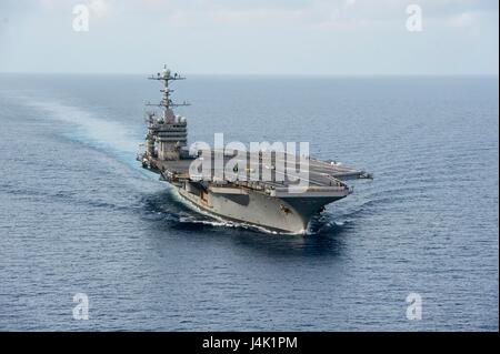 161213-N-RT036-131-Atlantik (13. Dezember 2016) der Flugzeugträger USS George Washington (CVN-73)-Transite des Atlantischen Ozeans. George Washington, in Norfolk, Gridley führt im Gange Träger Qualifikationen im Atlantischen Ozean. (Foto: U.S. Navy Petty Officer 2. Klasse Jessica Gomez) Stockfoto