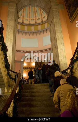 Besucher warten, um den Sarg von Senator John H. Glenn, Jr., während ein public Viewing an der Ohio State House, Columbus, Ohio, am 16. Dezember 2016 anzuzeigen. Im zweiten Weltkrieg und dem Koreakrieg 149 Kampfeinsätze geflogen, wurde Glenn der erste Amerikaner, der Erdumlaufbahn im Jahr 1962. Nach seinem Ausscheiden aus der Raumfahrt, wurde 1974 von Ohio vertreten Glenn in den US-Senat gewählt. (Foto: Lance Cpl. Paul A. Ochoa US Marine Corps) Stockfoto