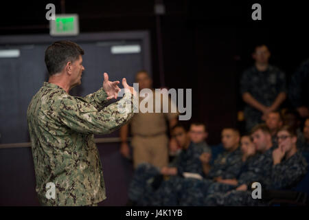 161216-N-QE566-009 PEARL HARBOR (16. Dezember 2016) Vice Chief of Naval Operations (VCNO) Admiral Bill Moran spricht zu Pearl Harbor Führung und Matrosen während einer alle Hände zur Sharkey Theater auf gemeinsamer Basis Pearl Harbor-Hickam zurückrufen. Moran die Matrosen und Führung über Navy Zeitgeschehen informiert und öffnete dann den Boden für Fragen von Seglern. (Foto: U.S. Navy Petty Officer 1st Class Corwin M. Colbert) Stockfoto