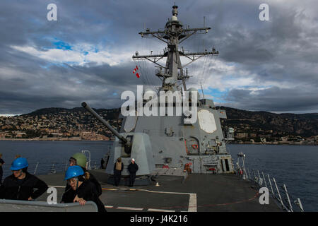 161221-N-EO381-061 VILLEFRANCHE, Frankreich (21. Dezember 2016) geführte Flugkörper Zerstörer USS Nitze (DDG-94) von Villefranche, Frankreich weicht, nach einem geplanten Hafen besuchen. Nitze, eingesetzt als Teil der Eisenhower Carrier Strike Group führt Marinebetriebe in den USA 6. Flotte Bereich der Maßnahmen zur Erhöhung der Sicherheit der Vereinigten Staaten in Europa interessiert. (Foto: U.S. Navy Mass Communication Specialist 3. Klasse Casey J. Hopkins) Stockfoto