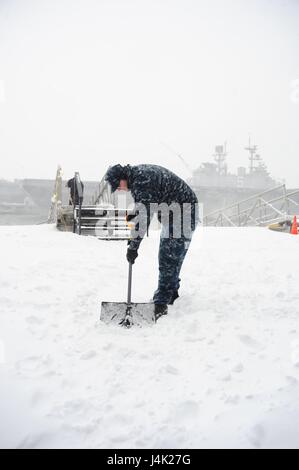 Elektroniker /-170107-N-LL388-040 in NORFOLK, Virginia (7. Januar 2017) 3. Klasse Leslie Fann Schaufeln Schnee an Bord des Flugzeugträgers USS George Washington (CVN-73). Das Schiff ist in Norfolk Vorbereitung Umzug in Newport News, Virginia für des Schiffs Betanken komplexe (RCOH) Wartung Gridley. (Foto: U.S. Navy Chief Masse Kommunikation Spezialist Mary Popejoy/freigegeben) Stockfoto