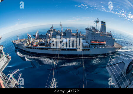 170108-N-BL637-119-Pazifik (8. Januar 2017) der Flotte Nachschub Öler USNS Yukon (T-AO 202) führt ein dual Nachschub auf See mit dem Flugzeugträger USS Carl Vinson (CVN-70) und der geführte Flugkörper Kreuzer USS Princeton (CG-59). Die Carl Vinson Carrier Strike Group (CSG) meldet sich in USA 3. Flotte, mit Sitz in San Diego, während in den westlichen Pazifik als Bestandteil der US-Pazifikflotte getragene Initiative, die Kommando- und Funktionen der 3. Flotte in der Region zu erweitern. (Foto: U.S. Navy Mass Communication Specialist 2. Klasse Sean M. Castellano/freigegeben) Stockfoto