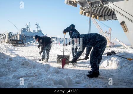 170108-N-RT036-011 NORFOLK (8. Januar 2017) Matrosen an Bord des Flugzeugträgers USS George Washington (CVN-73) arbeiten, um Eis von Winter Sturm Helena zu entfernen. George Washington ist in Norfolk Gridley Vorbereitung Umzug für des Schiffs refueling complex Overhaul (RCOH) Wartung in Newport News, Virginia. (Foto: U.S. Navy Mass Communication Specialist 2. Klasse Jessica Gomez/freigegeben) Stockfoto