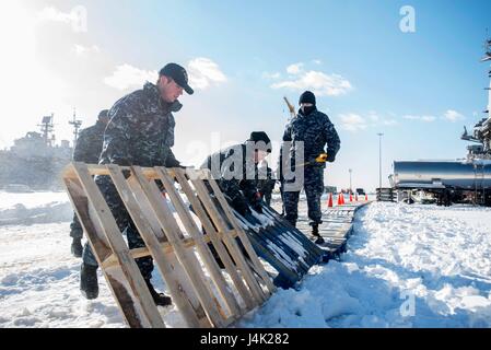 170108-N-RT036-208 NORFOLK (8. Januar 2017) Segler arbeiten um den Pier neben dem Flugzeugträger USS George Washington (CVN-73) für den Transit nach Winter Sturm Helena vorzubereiten. George Washington ist in Norfolk Gridley Vorbereitung Umzug für des Schiffs refueling complex Overhaul (RCOH) Wartung in Newport News, Virginia. (Foto: U.S. Navy Mass Communication Specialist 2. Klasse Jessica Gomez/freigegeben) Stockfoto