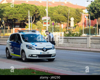 Ein Polizist im Gespräch mit anderen Polizisten in einem Polizei-Fahrzeug. Stockfoto