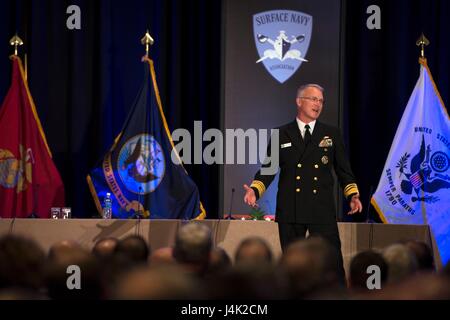 170110-N-TC437-9691 ARLINGTON, Virginia (10. Januar 2017) Vice Admiral Tom Rowden, Befehlshaber der Seestreitkräfte Oberfläche gibt Eröffnungsrede auf dem 29. jährlichen Oberfläche Marine Association (SNA) nationale Symposium. Außerdem wird hervorgehoben, die neue "Oberfläche Force Strategie" beschreibt die Rückkehr zum Meer Kontrolle und Umsetzung von verteilten Letalität. Die Oberfläche Force Strategie zielt zu erreichen und aufrechtzuerhalten Meer Kontrolle zum Zeitpunkt und Ort der Marine die Auswahl um schützen die Heimat aus der Ferne, bauen und pflegen globalen Sicherheit, Projekt der nationalen macht der Vereinigten Staaten, eine Stockfoto