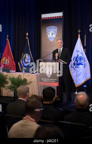 170111-N-LV331-001 ARLINGTON, Virginia (11. Januar 2017) Secretary Of The Navy (SECNAV) Ray Mabus liefert Hinweise auf dem 29. jährlichen Oberfläche Marine Association (SNA) nationale Symposium. (Foto: U.S. Navy Mass Communication Specialist 1. Klasse Armando Gonzales/freigegeben) Stockfoto