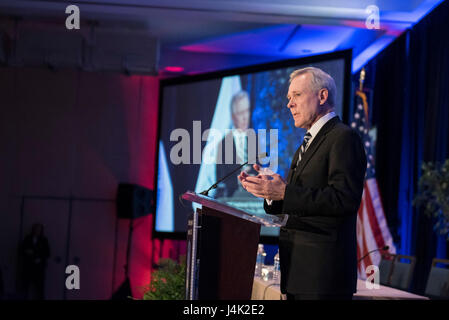 170111-N-LV331-002 ARLINGTON, Virginia (11. Januar 2017) Secretary Of The Navy (SECNAV) Ray Mabus liefert Hinweise auf dem 29. jährlichen Oberfläche Marine Association (SNA) nationale Symposium. (Foto: U.S. Navy Mass Communication Specialist 1. Klasse Armando Gonzales/freigegeben) Stockfoto