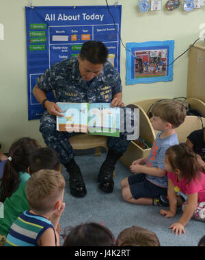 170118-N-PZ223-028 AGANA Höhen, Guam (18. Januar 2017) – Kommandant, gemeinsame Region Marianas Rear Admiral Bette Bolivar liest Vorschulkinder an der US Naval Hospital Guam Child Development Center, Jan. 18. (Foto: U.S. Navy Mass Communication Specialist 2. Klasse Kristina D. Rasco/freigegeben) Stockfoto