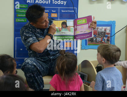 170118-N-PZ223-051 AGANA Höhen, Guam (18. Januar 2017) – Kommandant, gemeinsame Region Marianas Rear Admiral Bette Bolivar liest Vorschulkinder an der US Naval Hospital Guam Child Development Center, Jan. 18. (Foto: U.S. Navy Mass Communication Specialist 2. Klasse Kristina D. Rasco/freigegeben) Stockfoto