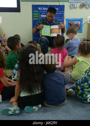 170118-N-PZ223-062 AGANA Höhen, Guam (18. Januar 2017) – Kommandant, gemeinsame Region Marianas Rear Admiral Bette Bolivar liest Vorschulkinder an der US Naval Hospital Guam Child Development Center, Jan. 18. (Foto: U.S. Navy Mass Communication Specialist 2. Klasse Kristina D. Rasco/freigegeben) Stockfoto