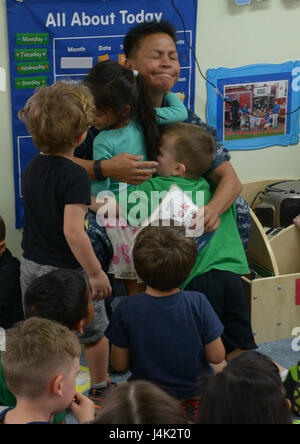 170118-N-PZ223-073 AGANA Höhen, umarme Guam (18. Januar 2017) Vorschule Studenten Rear Admiral Bette Bolivar, der Kommandant der gemeinsamen Region Marianen, nach einem Buch zu lesen. Das Buch lesen wurde an der Kind Entwicklung Center an Bord US Naval Hospital Guam durchgeführt. (Foto: U.S. Navy Mass Communication Specialist 2. Klasse Kristina D. Rasco/freigegeben) Stockfoto