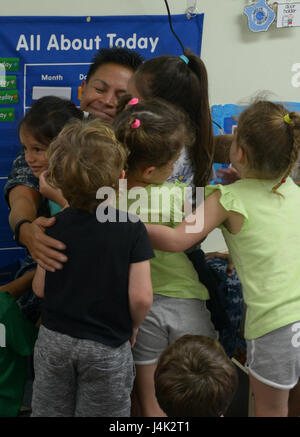 170118-N-PZ223-078 AGANA Höhen, Guam (18. Januar 2017) – Vorschule Studenten geben Commander, gemeinsame Region Marianas Rear Admiral Bette Bolivar eine Umarmung, ein Buch lesen zu ihrem Klassenzimmer, Jan. 18 nach. Die Buch-Lesung wurde am US Naval Hospital Guam Child Development Center durchgeführt. (Foto: U.S. Navy Mass Communication Specialist 2. Klasse Kristina D. Rasco/freigegeben) Stockfoto