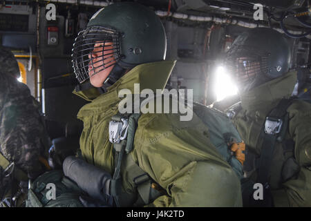 170118-N-SR567-119 POHANG, Südkorea (18. Januar 2017) US-Segler Hubschrauber Mine Gegenmaßnahmen Staffel 14 (HM-14) befestigt und Republik Korea Marines an der 21. Airborne Battalion, befestigt teilnehmen an Fallschirm Bohrer in Pohang. HM-14, der "Welt-berühmten" Vanguard pflegen weltweit 72-Stunden in der Luft meine Gegenmaßnahmen (AMCM) schnelle Bereitstellung Körperhaltung, zwei Flugzeuge vorwärts bereitgestellt, AMCM und vertikale an Bord Lieferfähigkeit in der 7. Flotte Verantwortungsbereich. (Foto: U.S. Navy Mass Communication Specialist 3. Klasse Wesley J. Breedlove) Stockfoto