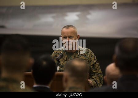 US Marine Corps Generalleutnant Lawrence D. Nicholson, Kommandierender general des III Marine Expeditionary Force (MEF), spricht das Publikum während der Eröffnungszeremonie der Marine Fighter Attack Squadron (VMFA) 121 im Marine Corps Air Station Iwakuni, Japan, 20. Januar 2017. VMFA-121 von MCAS Yuma, Arizona, eine dauerhafte Veränderung der Station, MCAS Iwakuni durchgeführt und gehört heute zum Marine Aircraft Group 12, 1st Marine Aircraft Wing, III. Marine Expeditionary Force. Die F-35 b Lightning II ist ein fünfter Generation Kämpfer, die weltweit erste operative Überschall kurze Start- und vertikale Landung Ai ist Stockfoto