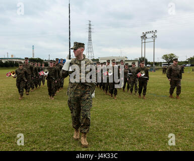 III. Marine Expeditionary Force Band marschiert bei einem Befehl Zeremonie für 3rd Marine Division auf Lager Courtney, Okinawa, Japan, 20. Januar 2017. Generalmajor Richard L. Simcock II gab Befehl zum Generalmajor Craig Q. Timberlake. (Foto: U.S. Marine Corps MCIPAC Bekämpfung der Kamera Lance CPL Damion Hatch Jr) Stockfoto