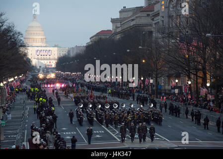 Die US Army Field Band marschiert während der 58. Presidential Inaugural Parade in Washington, D.C. die Parade feiert die Amtseinführung des 45. Präsidenten der Vereinigten Staaten und zeigt militärische Musik, Disziplin und zeremonielle Traditionen. Stockfoto