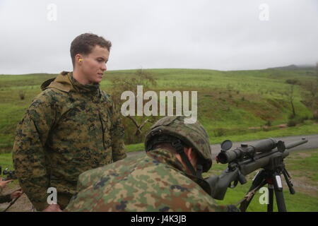 Sgt. Justin Adams, ein Lehrer mit 1. Marine Division Schulen 'Pre-Scout Sniper Course' beobachtet ein Soldat mit der japanischen Ground Self-Defense Force bei einem bekannten Entfernungsbereich an während der Übung Iron Fist 2017 an Bord Camp Pendleton, Kalifornien, 7. Februar 2017 durchgeführt. Das Angebot bestand aus bekannten Entfernungen der Ziele von 100 bis 550 Meter. Iron Fist ist eine jährliche, bilaterale Trainingsübung wo amerikanische und japanische Militärangehörige trainieren zusammen und teilen Techniken, Taktiken und Verfahren zu ihrer kombinierten operativen Fähigkeiten zu verbessern. (U.S. Marine Corps Foto von Lance Corporal R Stockfoto