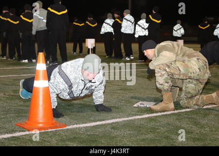 Soldaten der 210. Feldartillerie Brigade statt der Armee körperliche Fitness-Test während der beste Test, 13. Februar um Schoonover Schüssel auf Camp Casey. Sie zeigten ihre körperlichen Fähigkeiten in der kalten Jahreszeit von 16 ℉. Stockfoto