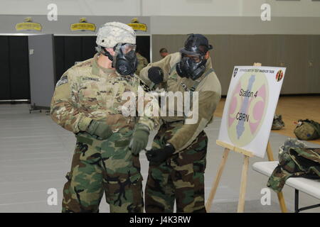 Soldaten der 210. Feldartillerie Brigade werden ausgewertet, wie sie in den besten Test, 13. Februar um Carey Gym am Camp Casey auf chemische, biologische, radioaktive und nukleare Ereignis reagieren. Master "Gunners" der Brigade bewertet ihre Leistung zum Kriterium, die sie gegründet hatten. Stockfoto