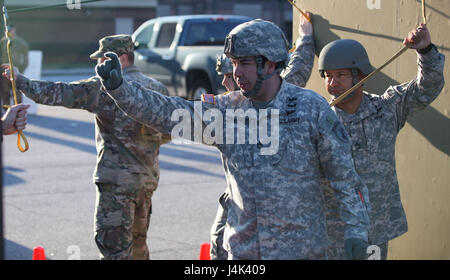 Fallschirmjäger der US-Armee führen in Fort Gillem, Forest Park, Georgia, am 3. März 2017 ein nachhaltiges Luftlandetraining durch. Bereitstellung von Anweisungen vor dem standardmäßigen Flugbetrieb, um die Währungs- und Sprungqualifikationen aufrechtzuerhalten. Stockfoto