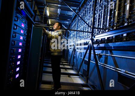 Das Marine Surface Warfare Center, Corona Division, modernisiert das Joint Warfare Assessment Laboratory mit einer neuen 180-Panel LED-Leinwand, die ein älteres Rückprojektionssystem für Funktionstests und -Evaluierungen ersetzt. Stockfoto