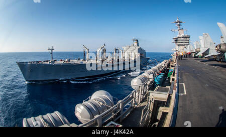 170305-N-BL637-016 SOUTH CHINA SEA (5. März 2017) des Flugzeugträgers USS Carl Vinson (CVN-70) führt ein Nachschub auf See mit der Flotte Nachschub Öler USNS Tippecanoe (T-AO-199). Die Carl Vinson Carrier Strike Group ist auf einer westlichen Pazifischen Bereitstellung als Bestandteil der US-Pazifikflotte getragene Initiative, die Befehls- und Funktionen von US zu verlängern 3. Flotte. (Foto: U.S. Navy Mass Communication Specialist 2. Klasse Sean M. Castellano/freigegeben) Stockfoto