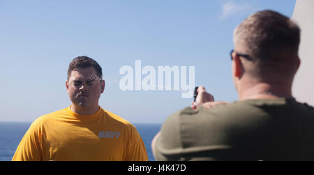 Gunnery Sergeant Arvin L. Manning, Personal Unteroffizier verantwortlich für 24. Marine Expeditionary Unit Law Enforcement Ablösung, setzt Ensign JP Morillo Oleoresin Capsicum Spray wie er einen Vertrauen Kurs während Meister zu den Waffen, die Ausbildung an Bord USS Mesa Verde (LPD 19) 9. März 2017 ausgeführt wird. Die weichen sind gestellt, ein Seemann Reaktionsfähigkeit auf Gewaltsituationen während O.C betroffen zu verbessern Die 24. MEU ist im Gange mit der Bataan amphibische bereit Gruppe zur Unterstützung der Sicherheit im Seeverkehr Operationen und Sicherheitsbemühungen Zusammenarbeit Theater in der 6. Flotte Verantwortungsbereich. (US-Ma Stockfoto