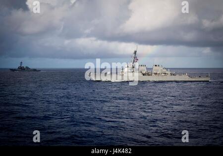 PHILIPPINENSEE (10. März 2017) die Arleigh-Burke-Klasse geführte Flugkörper Zerstörer USS Fitzgerald (DDG-62), links, und USS McCampbell (DDG-85) Dampf AlongsideUSS Stethem (DDG-63) als Bestandteil einer Oberfläche manövrieren Übung während MultiSail 17. MultiSail 17 ist eine bilaterale Trainingsübung, die Verbesserung der Interoperabilität zwischen den amerikanischen und japanischen Kräften. Diese Übung profitiert von realistischen, gemeinsame Ausbildung Verbesserung unserer Fähigkeit, zusammenarbeiten, um alle Kontingenz konfrontieren. (Foto: U.S. Navy Mass Communication Specialist 2. Klasse Ryan Harper / veröffentlicht) Stockfoto