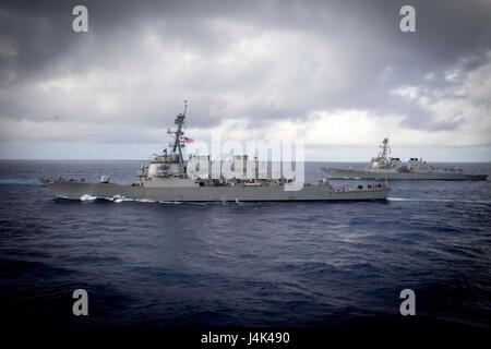 PHILIPPINENSEE (10. März 2017) die Arleigh-Burke-Klasse geführte Flugkörper Zerstörer USS Fitzgerald (DDG-62), links, und USS McCampbell (DDG-85) Dampf AlongsideUSS Stethem (DDG-63) als Bestandteil einer Oberfläche manövrieren Übung während MultiSail 17. MultiSail 17 ist eine bilaterale Trainingsübung, die Verbesserung der Interoperabilität zwischen den amerikanischen und japanischen Kräften. Diese Übung profitiert von realistischen, gemeinsame Ausbildung Verbesserung unserer Fähigkeit, zusammenarbeiten, um alle Kontingenz konfrontieren. (Foto: U.S. Navy Mass Communication Specialist 2. Klasse Ryan Harper / veröffentlicht) Stockfoto