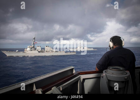 170310-N-DZ075-0010 PHILIPPINENSEE (10. März 2017) A Sailor zugewiesen der Arleigh-Burke-Klasse geführte Flugkörper Zerstörer USS Stethem (DDG-63), steht die Uhr während der Arleigh-Burke-Klasse geführte Flugkörper Zerstörer USS Fitzgerald (DDG-62), links, und USS McCampbell (DDG-85) Dampf während MultiSail 17 in der Nähe. Die bilateralen Übung soll Interoperabilität zwischen den amerikanischen und japanischen Kräften zu verbessern. (Foto: U.S. Navy Mass Communication Specialist 2. Klasse Ryan Harper/freigegeben) Stockfoto