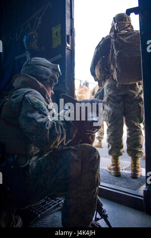 170315-N-TH560-058 PHILIPPINENSEE (15. März 2017) A militärischer Arbeitshund (MWD) Handler zugewiesen, der 31. Marine Expeditionary Unit (MEU) und seine MWD aussteigen, amphibischer Angriff Schiff USS Bonhomme Richard (LHD-6) im Rahmen einer taktischen Wiederherstellungs Flugzeug und Personal (TRAP) Bewegung zur Unterstützung von amphibischen Integration training (AIT). AIT soll alle Elemente der Bonhomme Richard Expeditionary Strike Group (BHR ESG) und der 31. MEU testen Sie ihre Fähigkeit zum planen und ausführen Mission wesentliche Aufgaben integrieren. Bonhomme Richard, Flaggschiff der BHR ESG mit eingeschifften 31. MEU ist Stockfoto