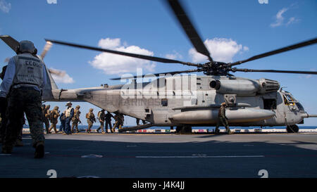 170315-N-TH560-161 PHILIPPINENSEE (15. März 2017) Marines, zugeordnet zu den 31. Marine Expeditionary Unit (MEU) begeben sich ein CH-53E Super Stallion, zugewiesen, die "Flying Tigers" der Marine Medium Tiltrotor Squadron (VMM) 262, auf dem Flugdeck der amphibischen Angriff Schiff USS Bonhomme Richard (LHD-6) im Rahmen einer taktischen Wiederherstellung Flugzeuge und Personal (TRAP) Übung zur Unterstützung von amphibischen Integration training (AIT). AIT wurde entwickelt, um alle Elemente der Bonhomme Richard Expeditionary Strike Group (BHR ESG) und der 31. MEU testen Sie ihre Fähigkeit zum planen und Ausführen von Mission Esse zu integrieren Stockfoto