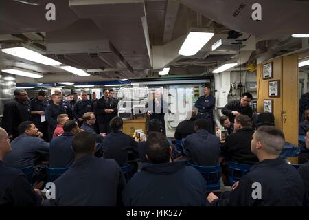 170318-N-ZE250-007 Atlantik - (18. März 2017) - CMdR Peter Halvorsen, befehlshabender Offizier, USS Carney (DDG-64) führt einen alle Hände Anruf auf den Chaos-Decks während einer Patrouille im Atlantik 18. März 2017. Carney, ein Zerstörer der Arleigh-Burke-Klasse-geführte Flugkörper in Rota, Spanien, nach vorne bereitgestellt führt seine dritte Patrouille in den USA 6. Flotte Bereich der Maßnahmen zur Erhöhung der Sicherheit der Vereinigten Staaten in Europa interessiert. (Foto: U.S. Navy Mass Communication Specialist 3. Klasse Weston Jones/freigegeben) Stockfoto