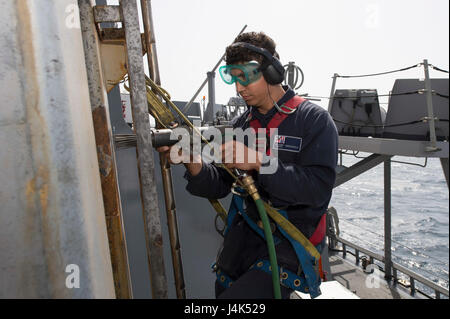 170318-N-ZE250-048-Atlantik - (18. März 2017) - führt der Bootsmann Mate Seemann Daniel Rioscastillo Oberseite Erhaltung auf der verschiebbaren Padeye an Bord der USS Carney (DDG-64) während einer Patrouille im Atlantischen Ozean 18. März 2017. Carney, ein Zerstörer der Arleigh-Burke-Klasse-geführte Flugkörper in Rota, Spanien, nach vorne bereitgestellt führt seine dritte Patrouille in den USA 6. Flotte Bereich der Maßnahmen zur Erhöhung der Sicherheit der Vereinigten Staaten in Europa interessiert. (Foto: U.S. Navy Mass Communication Specialist 3. Klasse Weston Jones/freigegeben) Stockfoto