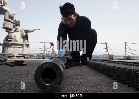 170318-N-ZE250-067-Atlantik - (18. März 2017) - Gunner es Mate Seemann Michael Ramirezmendoza führt Wartungsarbeiten an den Lauf eine Mark 38 MOD II Chain Gun an Bord USS Carney (DDG-64) während einer Patrouille im Atlantik 18. März 2017. Carney, ein Zerstörer der Arleigh-Burke-Klasse-geführte Flugkörper in Rota, Spanien, nach vorne bereitgestellt führt seine dritte Patrouille in den USA 6. Flotte Bereich der Maßnahmen zur Erhöhung der Sicherheit der Vereinigten Staaten in Europa interessiert. (Foto: U.S. Navy Mass Communication Specialist 3. Klasse Weston Jones/freigegeben) Stockfoto