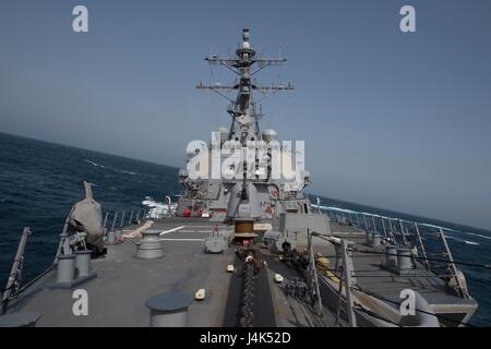 170318-N-ZE250-075-Atlantik (18. März 2017) Manöver der geführte Flugkörper-Zerstörer USS Carney (DDG-64) während einer Anti-u-Bootbekämpfung Übung während einer Patrouille im Atlantik 18. März 2017. Carney ist vorwärts in Rota, Spanien, bereitgestellt und führt seine dritte Patrouille in den USA 6. Flotte Bereich der Maßnahmen zur Erhöhung der Sicherheit der Vereinigten Staaten in Europa interessiert. (Foto: U.S. Navy Mass Communication Specialist 3. Klasse Weston Jones/freigegeben) Stockfoto