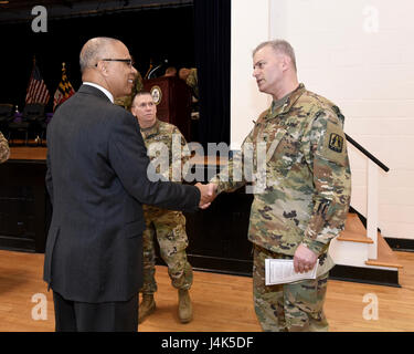 Lt. Governor Boyd Rutherford (links), der Leutnant-Gouverneur von Maryland, wird von Oberst Michael D. Smith (rechts), Kommandant von der Armee Reserve Cyber Operations Group (ARCOG), 335th Signal-Befehl (Theater) vor der Teilnahme an einer Zeremonie willkommen Home Krieger für Soldaten im Einsatz von der ARCOG North Capital Region Cyber Protection Center, 2. April in Fort Meade, Maryland begrüßt. Die NCRCPC Soldaten wurden nach Kuwait Cyber Ausbildung und Missionen zur Unterstützung der US Army Central Command eingesetzt. (Foto: Joe Andrucyk Höflichkeit) Stockfoto