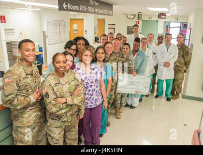 Chirurgische Abteilung Mitarbeiter bei William Beaumont Army Medical Center feiern Überschreitung der US Army Medical Command-Benchmark für Tricare stationäre Zufriedenheit Umfrage (TRISS) 11 April. TRISS widerspiegelt, dass stationäre Erfahrungen für medizinische, chirurgische, und Geburtshilfe stationäre Akutversorgung von militärischen Anlagen. Stockfoto