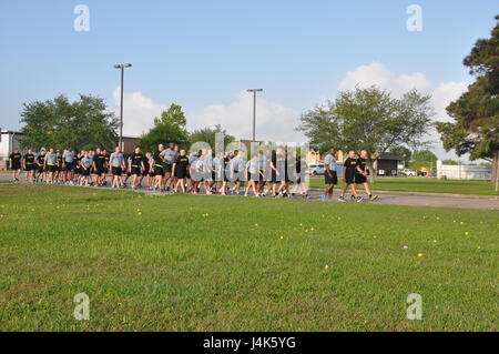 In diesem Bild, veröffentlicht von der Army Reserve 75. Training Command marschieren Soldaten mit der Einheit Stabskompanie in Bildung auf dem Weg zu einem halbjährlichen Test der körperlichen Fitness in Houston, Texas, Freitag, 21. April 2017. Ein hoher Standard für körperliche Leistungsfähigkeit innerhalb der Army Reserve trägt zu seiner insgesamt Kampfbereitschaft und Letalität. (Foto / 75. Training Command, Armee-Reserve-Oberstleutnant Adam Collett) Stockfoto