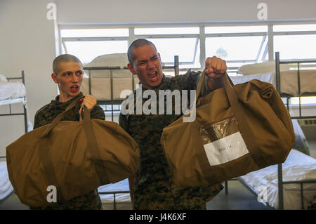 Rekruten der Mike Company, 3. Rekruten-Ausbildungsbataillon, organisieren ihre Kriegstaschen am 28. April im Marine Corps Recruit Depot San Diego, um sich auf das Training vorzubereiten. Die Bohrinstruktoren leiten das Gear Management und die Organisation der Fußbank. MCRD San Diego bildet jährlich über 17.000 Rekruten aus der Western Recruiting Region aus, wobei Mike Company am 21. Juli seinen Abschluss machen soll. Stockfoto