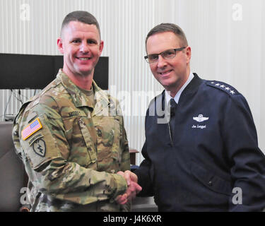 Armee Master Sgt. Brandon Morey, Assistent, die Air Force General Joseph L. Lengyel, chief Inspector General, Joint Force Headquarters, Kalifornien Army National Guard geprägt ist, National Guard Bureau, Arlingon, VA., 28. April 2017. Morey traten gegen 8 NG IGs im Land, der National Guard Inspector General Soldat des Jahres zu gewinnen. (Air National Guard Foto von Master Sgt. David Eichaker/freigegeben) Stockfoto